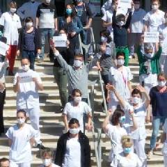 2020-04-18-resiste-hopital-le-puy.jpeg